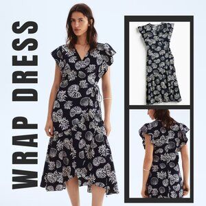 Romantic weekend getaway wrap dress from H&M. Midnight Blue/Seashell. 3X-5X